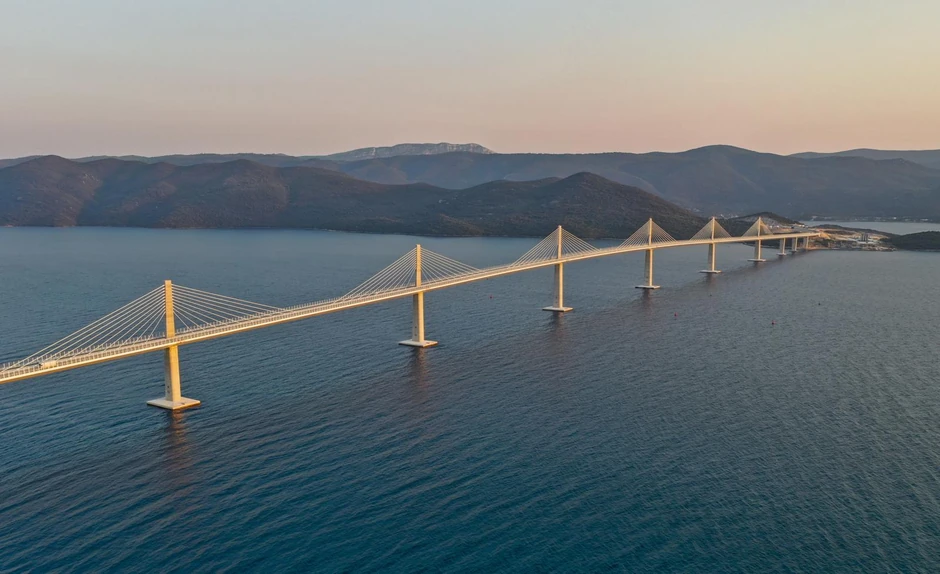  Most prelazi preko moreuza širine 2.140 metara, dug je 2.404 metra, s plovidbenim profilom ispod mosta 200 puta 55 metara, a glavni i odgovorni projektant je Marjan Pipenbaher. 