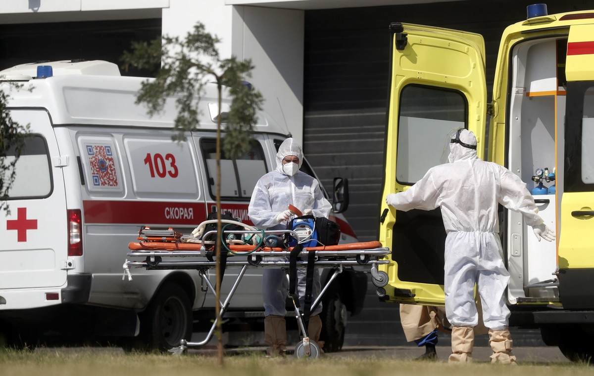 Rosyjscy sanitariusze w kombinezonach ochronnych