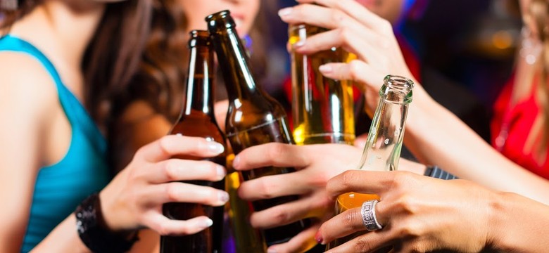 Eksperci alarmują: Żyjemy coraz krócej. Główną przyczyną jest alkohol