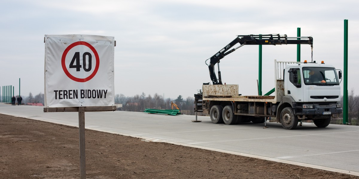 By usprawnić prace budowlane, urząd zarządzający drogami krajowymi i autostradami pozwolił dostarczać gwarancje online oraz zgodził się na przyśpieszenie płatności - pisze "PB".