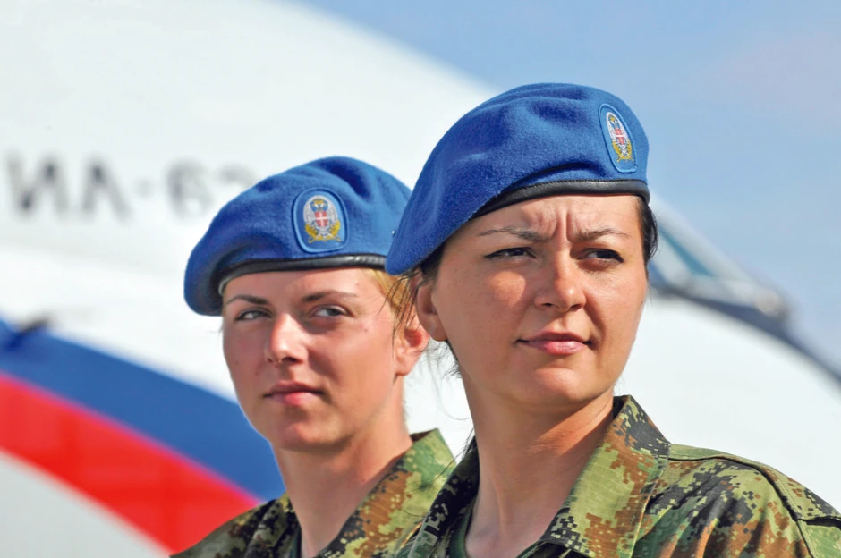 Tijana Matović (levo) i Aleksandra Mišić bile su jedine žene koje su učestvovale na velikoj vojnoj paradi u Moskvi