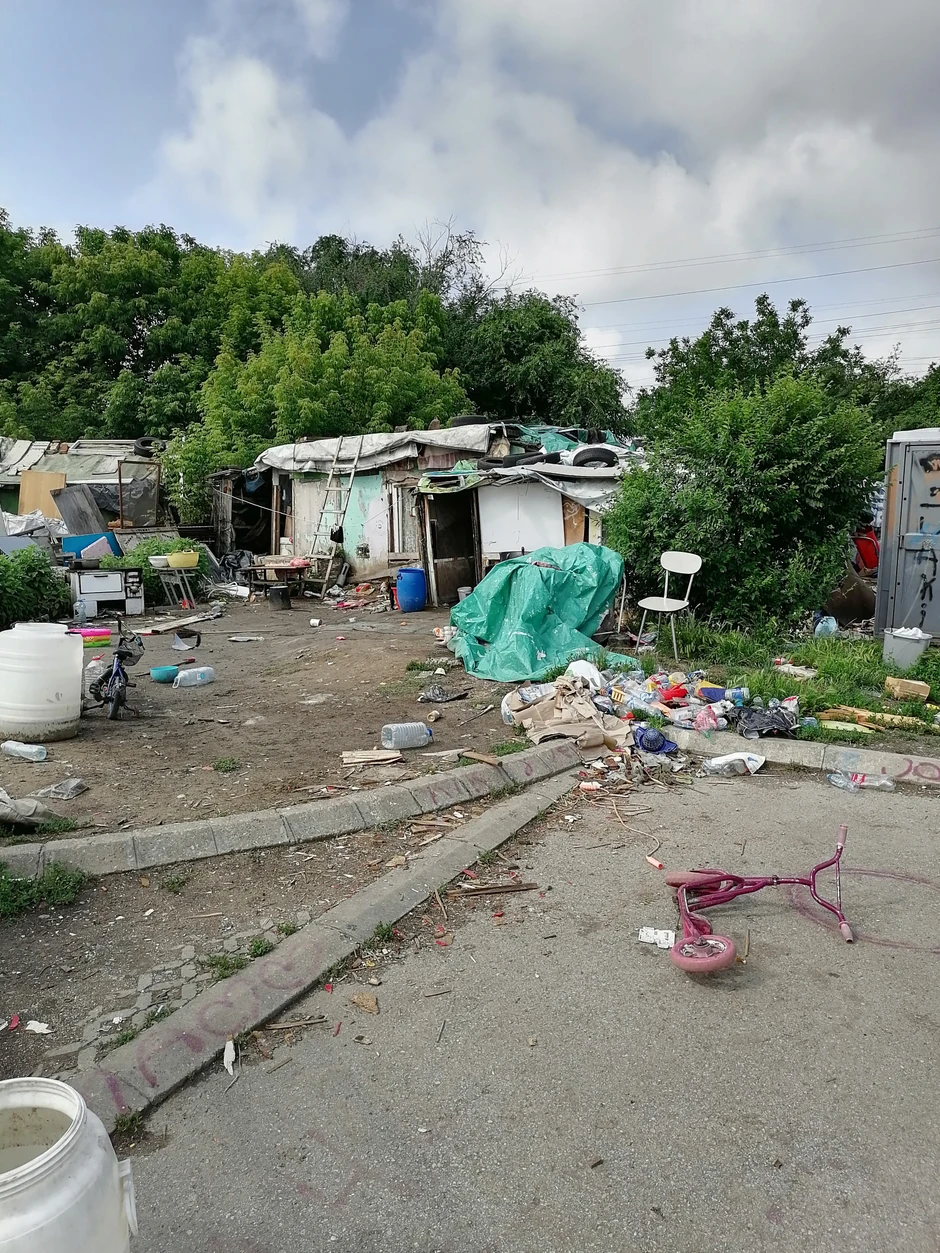 Kuća u kojoj žive baka Marica i njene unuke Milica, Marija, Anđela, Sanja i Jovana. 