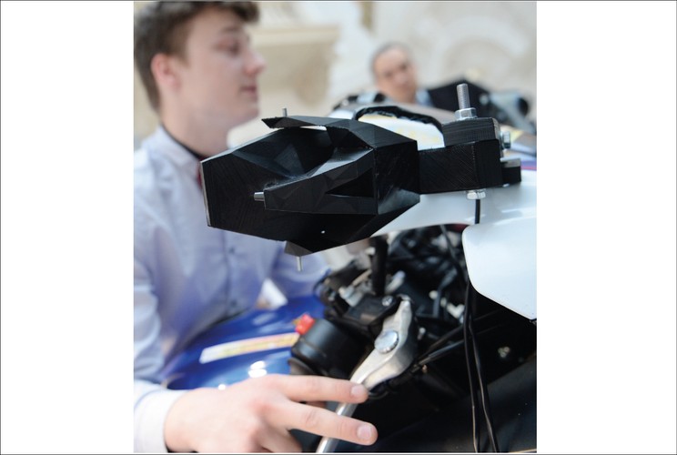 System smart mirrors to system zwiększający bezpieczeństwo motocyklistów. System automatycznie dopasowuje ustawienie lusterek w zależności od pozycji motocyklisty. Jeżeli kierowca kierowca jednośladu pochyli się do przodu, lub wyprostuje system zmieni położenie lusterek w taki sposób, aby motocyklista cały czas widział, co dzieje się za nim na drodze.

<br><br>(jt/cat) PAP/Jacek Turczyk