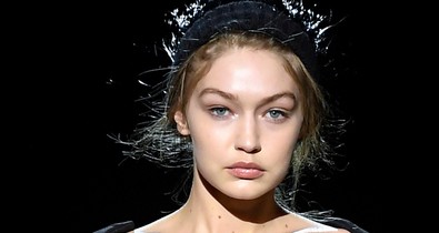 A hónap dekoltázsa: Gigi Hadid hatalmasat villantott a kifutón