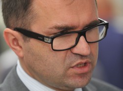 Poseł PiS na tropie. Dlaczego delegat PZPN walczył z transparentem?