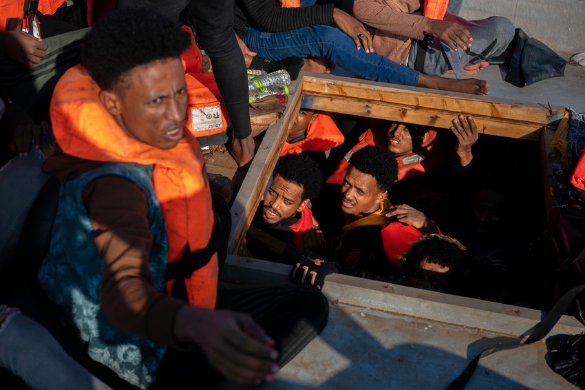 Migranti u krcatom čamcu u Mediteranu severno od Libije 17. juna