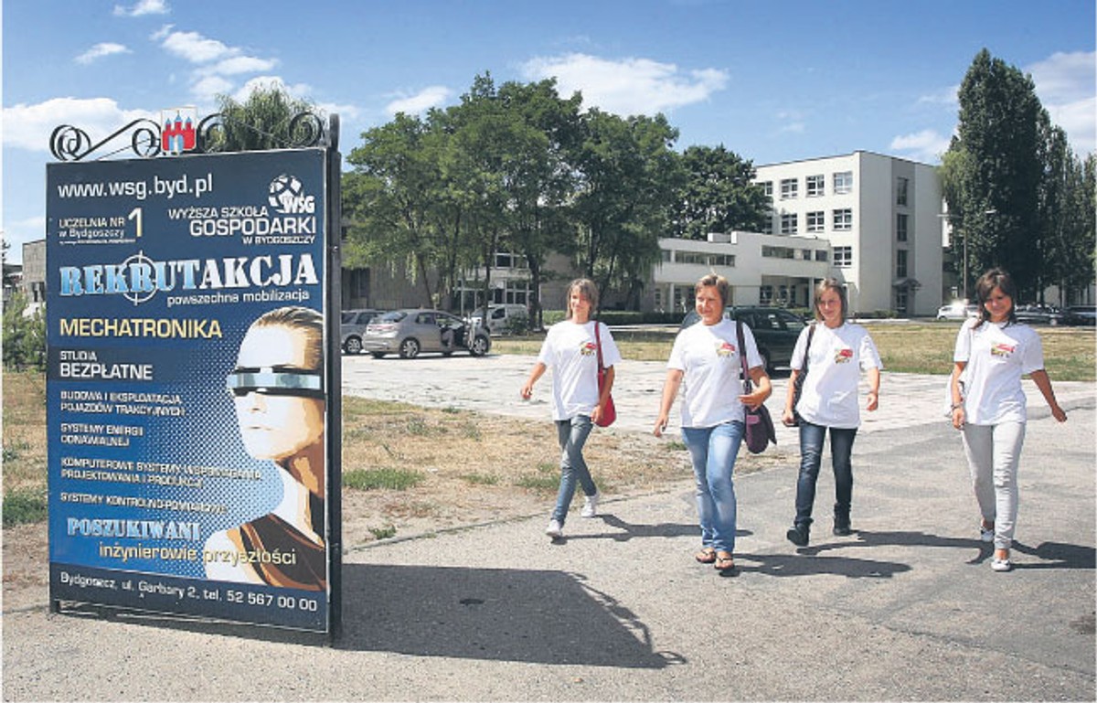 Wyższa Szkoła Gospodarki w Bydgoszczy ustawiła swoje reklamy przed kampusem m.in. Uniwersytetu Technologiczno-Przyrodniczego Fot. Arkadiusz Wojtasiewicz/Agencja Gazeta