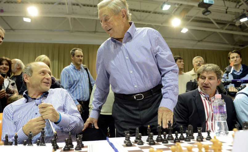 George Soros i dyrygent Ivan Fischer podczas festiwalu szachowego w Budapeszcie w 2012 roku
