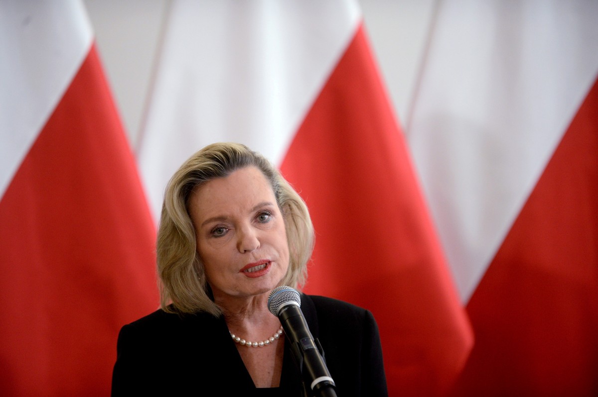 Nowa senator Anna Maria Anders podczas konferencji prasowej po uroczystości wręczenia zaświadczenia o wyborze