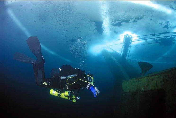 Ponad 70 proc. Ziemi zalewają wody, z czego 96 proc. przypada na oceany. Są one najsłabiej zbadanymi obszarami na naszej planecie, toteż pracy przy ich eksploracji towarzyszy duże niebezpieczeństwo. Zadaniem nurków jest m. in. naprawa podwodnego sprzętu badawczego, robienie zdjęć albo badanie podwodnego życia. Nie jest to na pewno zajęcie dla ludzi, którzy lubią towarzystwo. Na fot. nurek w zalanej kopalni dolomitów w Jaworznie. Zdjęcie: www.nurkomania.pl