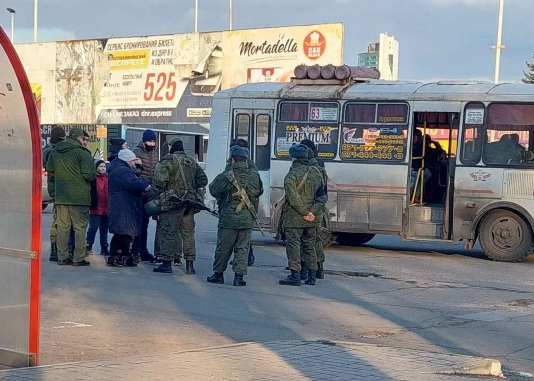 Akcja rekrutacyjna na ulicach Doniecka. Żołnierze zatrzymują mężczyzn i wsadzają ich do autobusu (21 lutego 2022 r.)