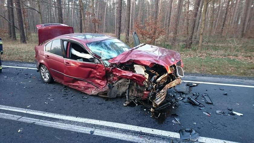 Wypadek na DK nr 74. Trzy zmiażdżone auta, siedem osób rannych