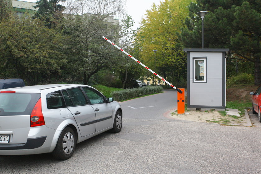 Mieszkańcy ul. Dembowskiego cieszą się, że szlaban na drodze blokuje dojazd do pobliskiej szkoły. Rodzice narzekają.