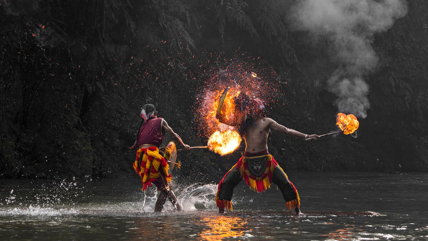 A saját táncuktól esnek transzba, majd semmire nem emlékeznek: megdöbbentő képek a hagyományos jávai táncról, egyenesen Indonéziából