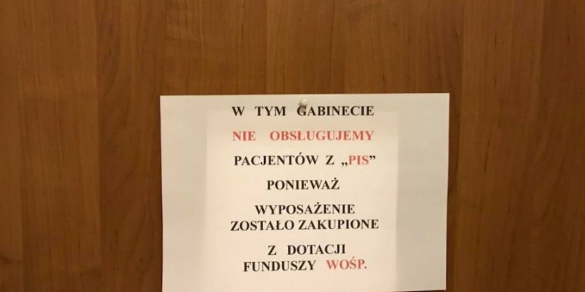 Prokuratura odmówiła wszczęcia śledztwa ws. lekarza, który wywiesił na drzwiach gabinetu skandaliczną kartkę