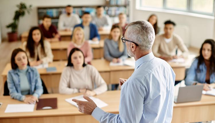 Nauczyciele historii boją się o pracę. Rozpocząłem studia z zielarstwa"