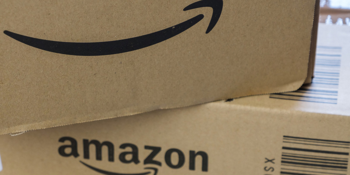 Amazon to należący do Jeffa Bezosa gigant e-commerce. W Polsce firma prowadzi kilka centrów dystrybucyjnych, z których wysyłane są zamówienia do klientów