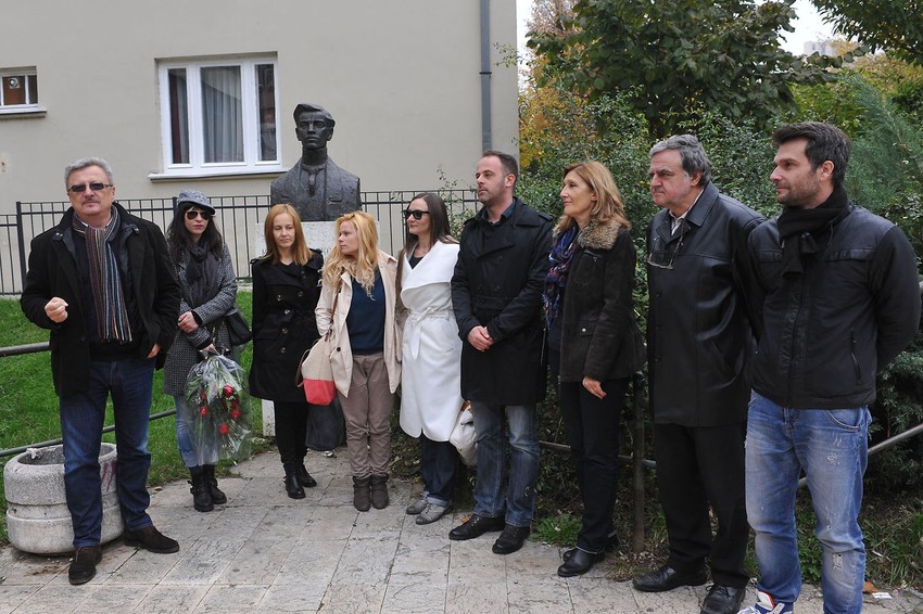 Užički glumci pred spomen bistom Milutina Uskokovića