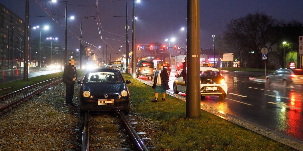 Volkswagen z Łęczycy utknął na torach w Łodzi