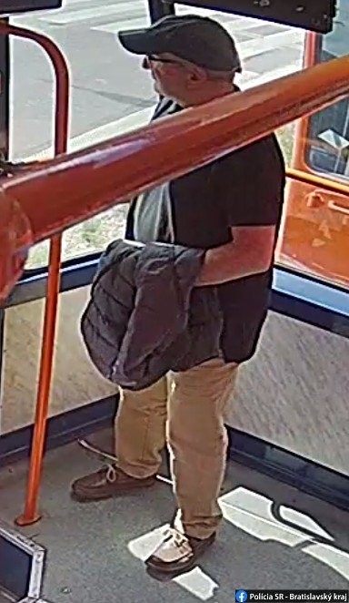 Polícia pátra po mužovi na fotkách.