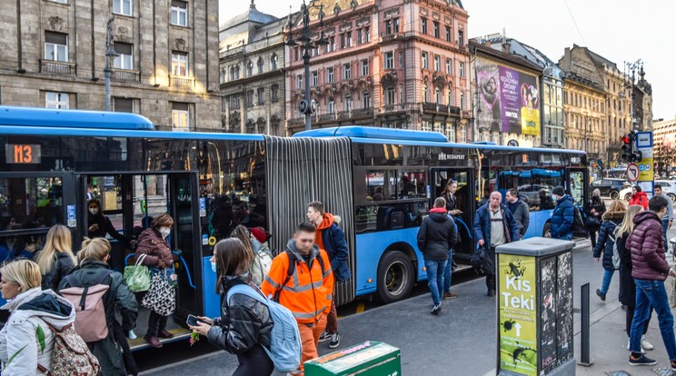 Utasok szállnak le és fel a Budapest Közlekedési Közont (BKK) a felújítás alatt lévő M3-as metróvonal szerelvényeit pótló autóbuszjáratára az Astoria megállóban / Fotó: MTVA/Bizományosi: Róka László