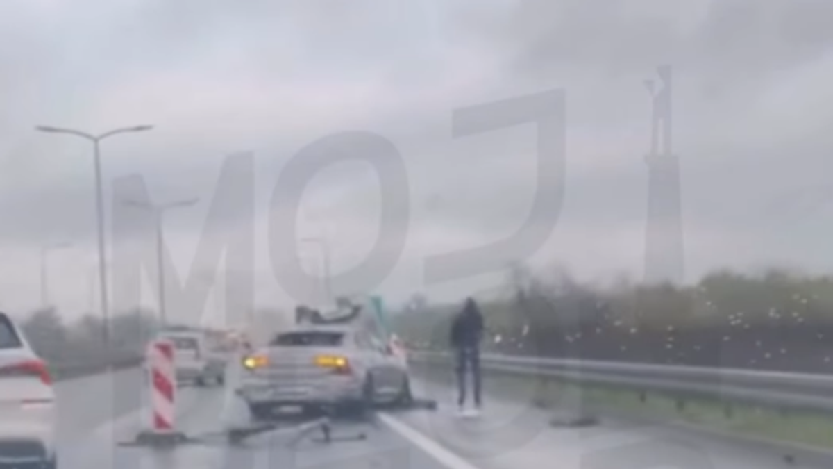 (VIDEO) Teška nesreća kod Obrenovca: Rasuti delovi vozila po putu, saobraćaj usporen