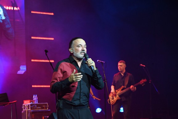 PUBLIKA NEZADOVOLJNA NA KONCERTU TONIJA CETINSKOG Prazna bina, a deo sale zatvoren: Koncert kasnio preko sat vremena