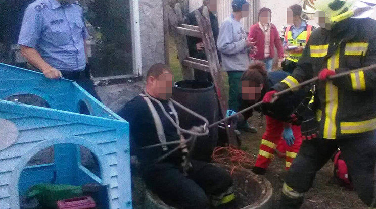 Kollégái mentőkötéllel eresztették le a kútba a tűzoltót, aki
megnyugtatta,
majd a felszínre
vitte a kicsit /Fotó: katasztrófavédelem