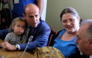 Od cioci Krysi z opozycji: Krystyna Pawłowicz bawi córkę Borysa Budki