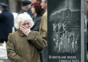 Alehandra Lihova, sestra radnika koji je poginuo nakon operacija čišćenja posle eksplozije i požara u nuklearnoj elektrani Černobilj na ceremoniji polaganja venaca na spomenik žrtvama u Kijevu, Ukrajina, 26. aprila 2004.