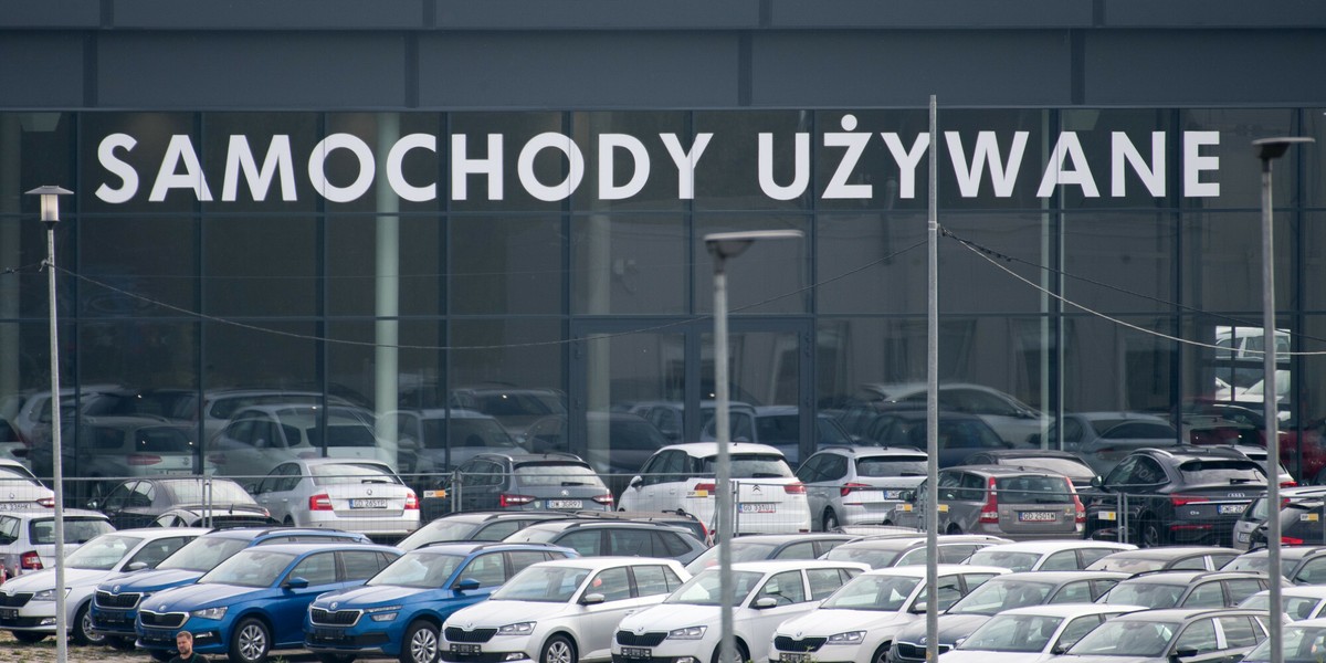 Dostępność w Europie używanych samochodów jest najniższa od 5 lat. W październiku najpopularniejszy w ofertach Opel Astra podrożał rok do roku o 14 proc.