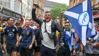 Foci Eb – Skót szurkolók ezrei özönlötték el Londont: vad partihangulat, rengeteg sör és pucér fenekek az utcákon – fotók