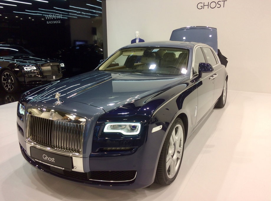 Do najbardziej luksusowych samochodów pokazywanych na targach należą te na stoisku Rolls-Royce'a. Ghost wyposażony jest m.in. w satelitarne wspomaganie zmiany biegów. Na drugim planie Wraith Black Edge - najmocniejszy model tej marki, który pod maską kryje 623 KM. 