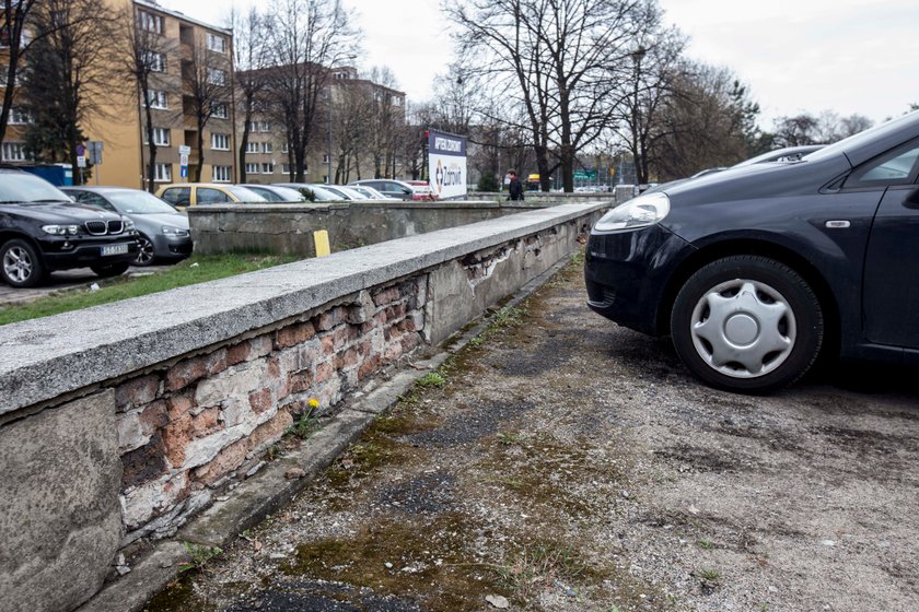 Zaniedbany teren oraz budynek szpitala w Tychach