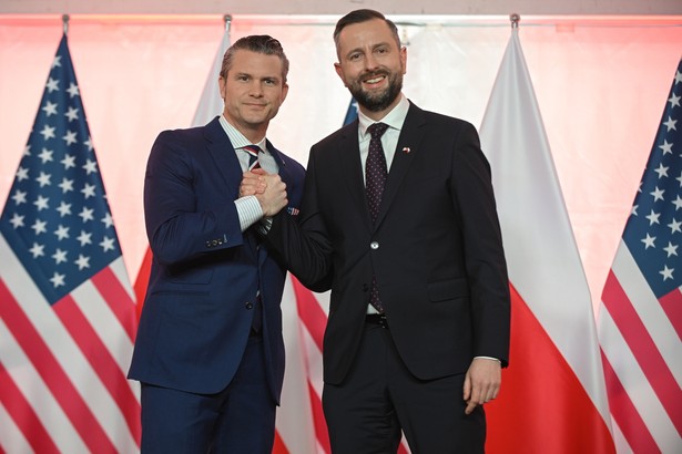 Warszawa, 14.02.2025. Wicepremier, minister obrony narodowej Władysław Kosiniak-Kamysz (P) oraz sekretarz obrony USA Pete Hegseth (L) po konferencji prasowej w siedzibie MON w Warszawie. (aldg) PAP/Marcin Obara