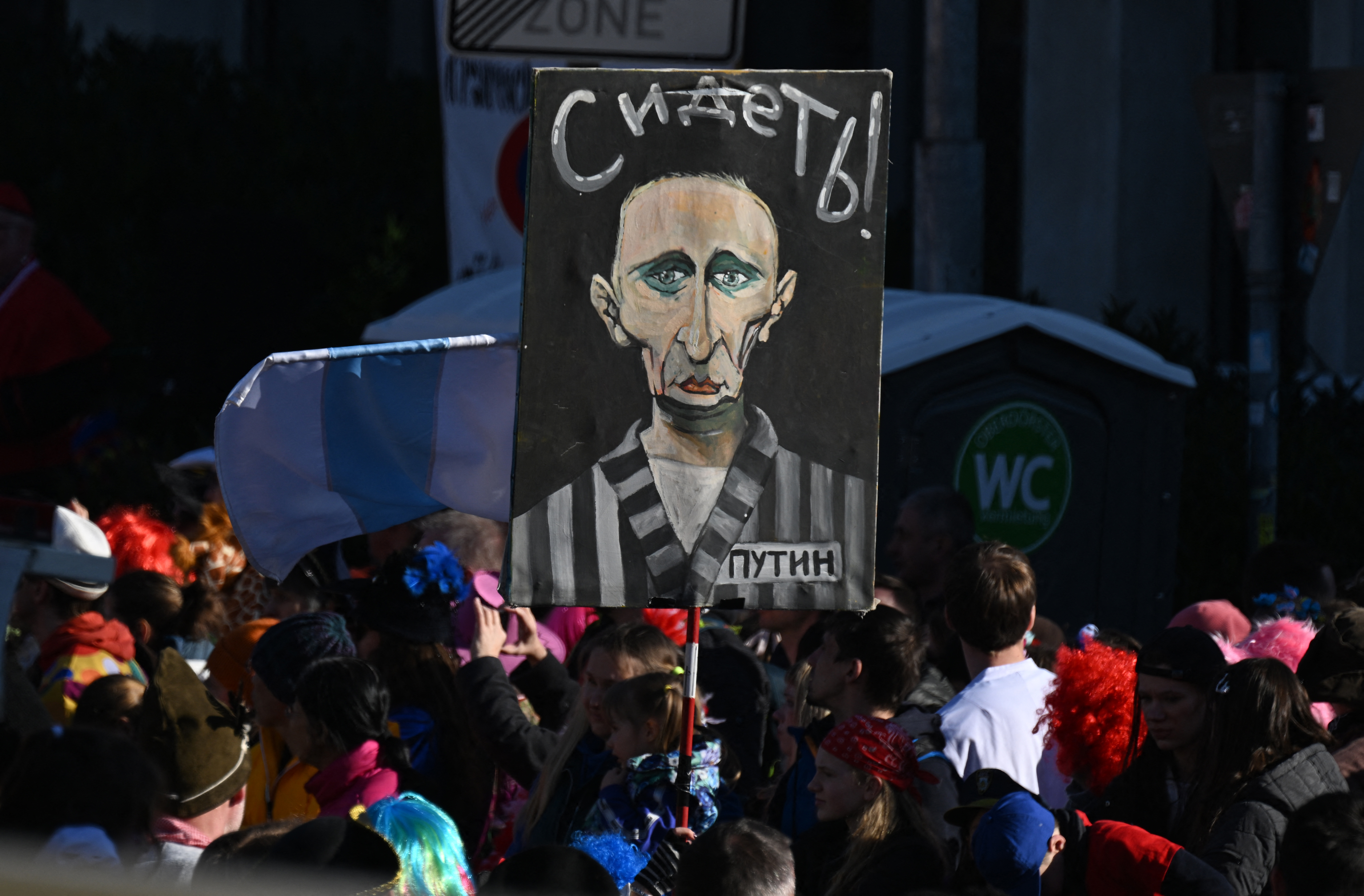 Tilly trotzt russischem Strafverfahren und ruft zum Karneval-Feiern auf