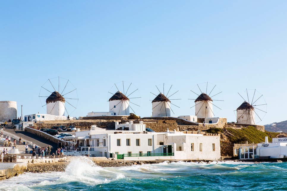 Mykonos tengerpartján a hatalmas malmok igazán különleges és váratlan látványt nyújtanak
