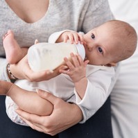 Anyatej cumisüvegből: így befolyásolhatja a baba immunrendszerét