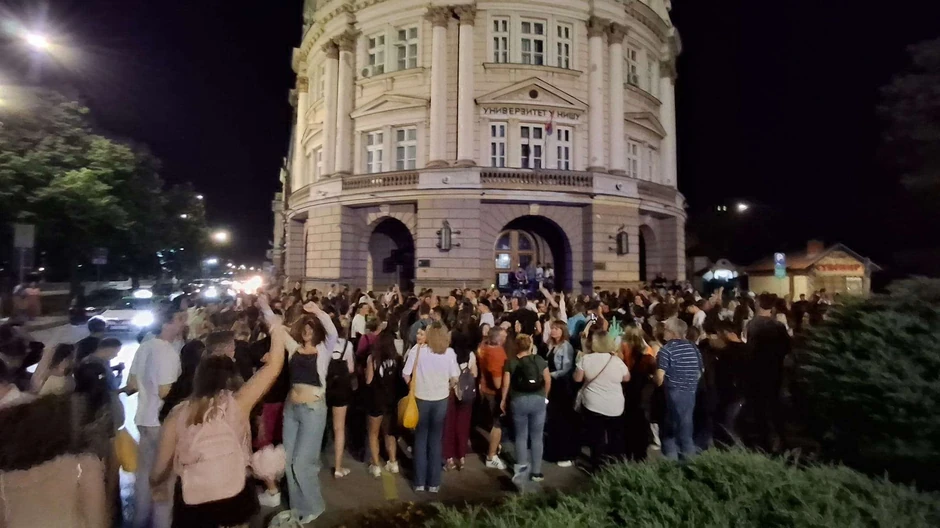 Žurka ispred Rektorata Univerziteta u Nišu