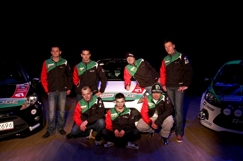 Zespół pucharu Castrol EDGE Fiesta Trophy. Z tyłu od lewej stoją: Aleksander Jaroszewicz, Radosław Typa, Rafał Stalmach, Dariusz Gurdziołek. Z przodu od lewej: Szymon Gospodarczyk, Hubert Ptaszek, Marcin Lisek