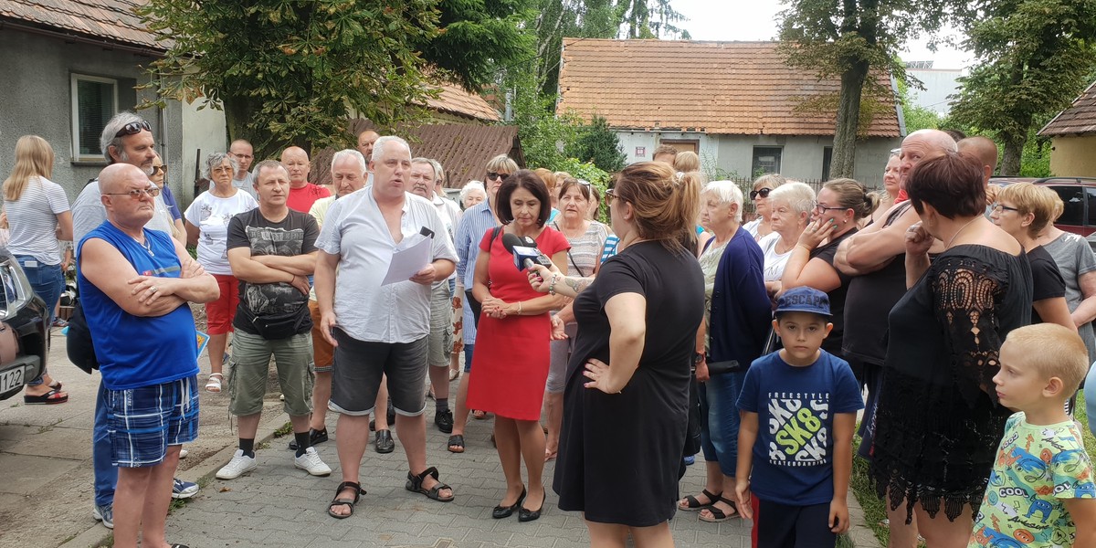 Mieszkańcy mówią, że przybudówki stoją czasami nawet od kilkudziesięciu lat. Boją się, że zostaną bez łazienek. 