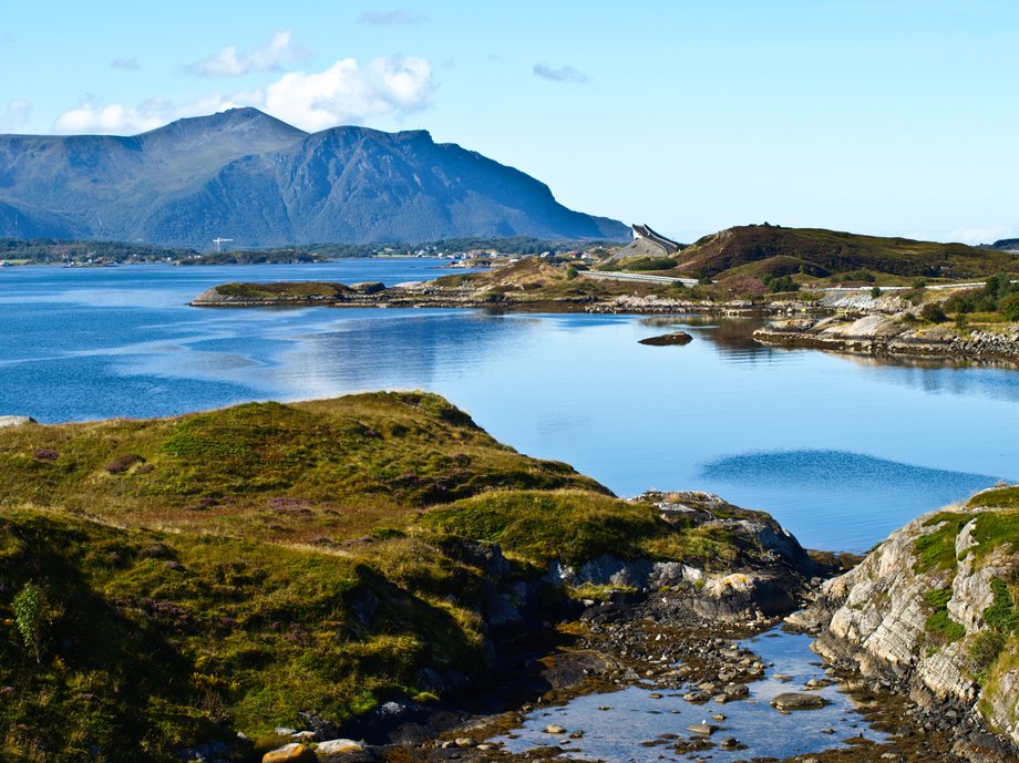 Norwegia pokazuje potęgę natury. Niezwykły kraj fiordów otoczonych wysokimi górami i lodowcami