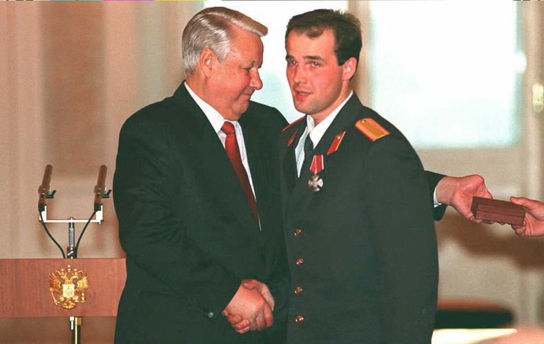 Borys Jelcyn gratulujący niezidentyfikowanemu oficerowi podczas ceremonii wręczenia medali za odwagę w Czeczenii, 1995 r.