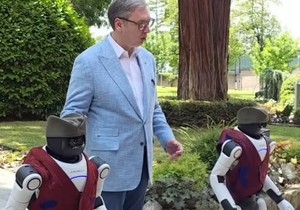 Vučić i roboti