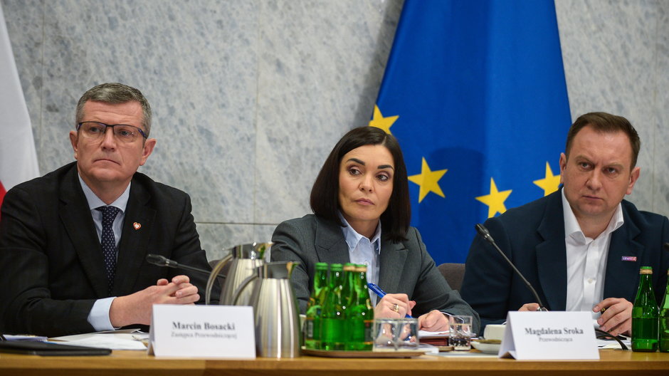 Przewodnicząca komisji, posłanka PSL-TD Magdalena Sroka (C) i jej zastępcy poseł KO Marcin Bosacki (L) i poseł Lewicy Tomasz Trela (P)