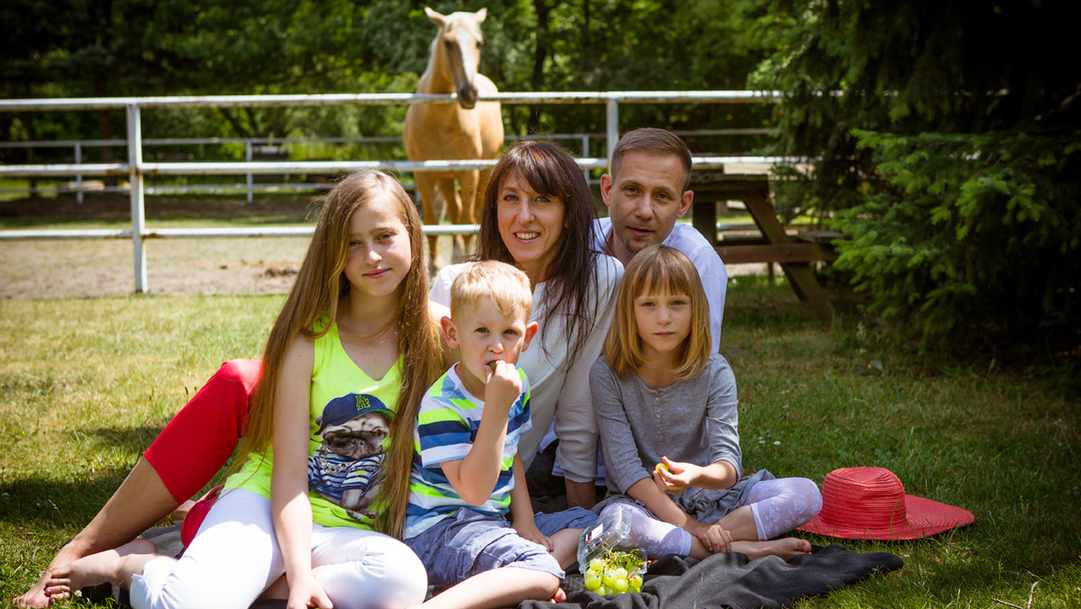 Magdalena Modlibowska jest mamą dwóch adoptowanych córek i biologicznego syna. Wkrótce zostanie wznowiona jej książka "Odczarować adopcję. Narodziny Twojego adoptowanego dziecka", w której bardzo szczerze, z perspektywy własnego rodzicielstwa, mówi o adopcji. Nie każdemu może się spodobać. Przede wszystkim dlatego, że Magda nie traktuje adopcji jako formy altruizmu i nie boi się pokazać jej trudnych i bolesnych momentów. Odkrywając przed czytelnikami oblicze własnej rodziny, może być jednak ogromną inspiracją i wsparciem dla par, które rozważają rodzicielstwo adopcyjne i pragną czuć się w nim spełnionymi, wychowując szczęśliwe dziecko.