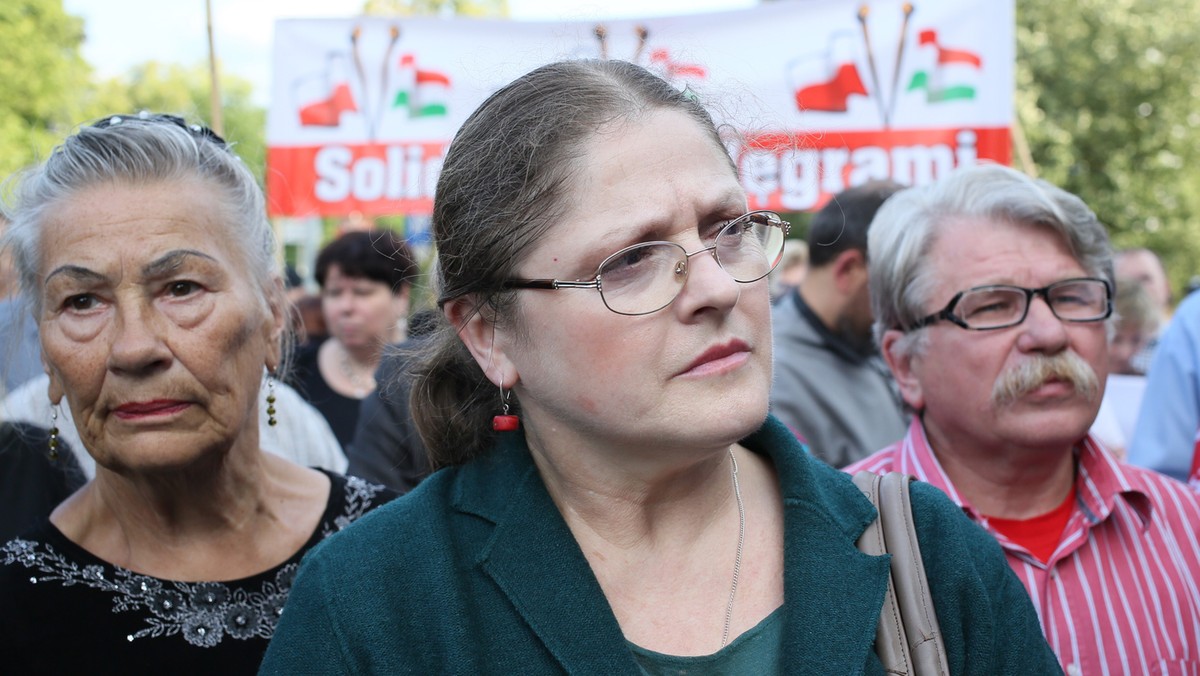 Krystyna Pawłowicz (PiS) wysłała list do abpa Henryka Hosera ze słowami poparcia dla hierarchy. Jak ocenia pani <a href="http://wiadomosci.onet.pl/kraj/ksiadz-lemanski-jestem-rozbity-psychicznie/we4nh" id="759fcdee-2711-41e2-b49d-c9bd4df0a541">postępowanie ks. Wojciecha Lemańskiego</a>? — Tak jak abp Hoser — odpowiada Onetowi.