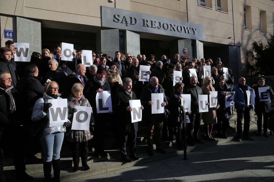 Demonstracja wspierająca Pawła Juszczyszyna przed Sądem Rejonowym w Olsztynie