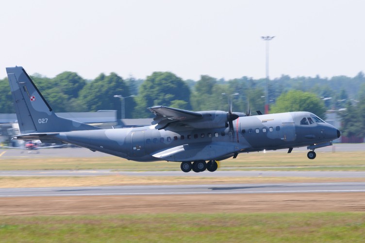 Casa CN-295 ląduje podczas pokazu lotniczego, 13 bm. Na poznańskim lotnisku Ławica odbywają się pokazy lotnicze Aerofestival 2015. (jk/cat) PAP/Jakub Kaczmarczyk