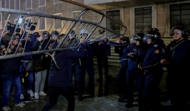 tirana protest pokrivalica